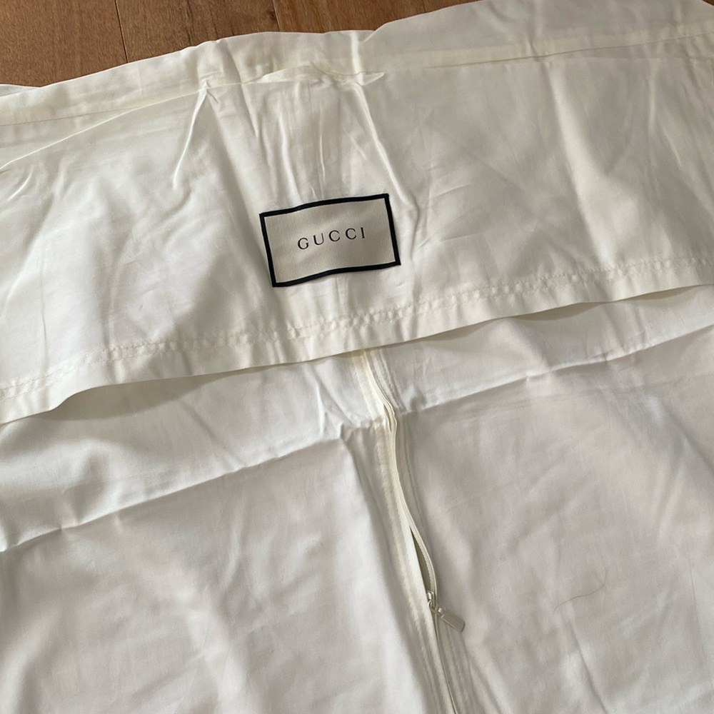 GUCCI garment bag , cotton wight, automatic bag.